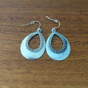 🌸 Vintage silver loop earrings